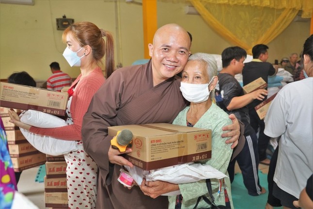 Đại đức Thích Nguyên Chiếu chia sẻ đến người có hoàn cảnh khó khăn