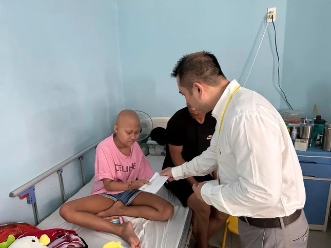 Đại diện Đạo tràng Pháp Hoa trao quà đến bệnh nhi