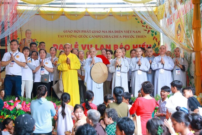 Đoàn từ thiện chùa Thiên Quang tại đạo tràng chùa Phước Thiên, Campuchia