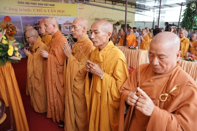 Chư tôn đức dâng hương cầu nguyện cho công trình được hoàn thiện theo đúng tiến độ