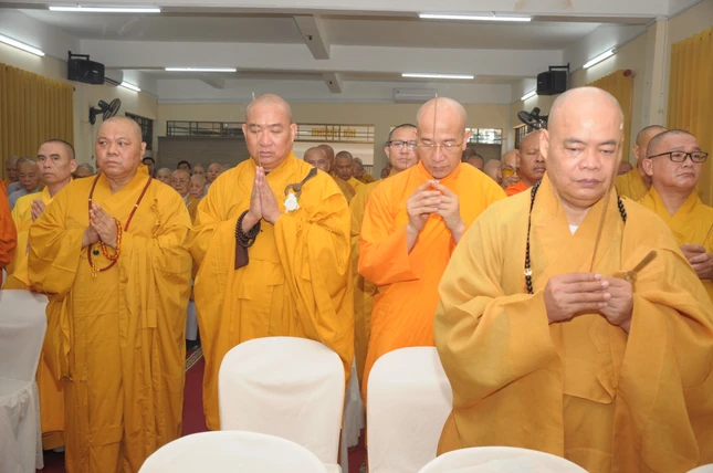 Chư tôn đức thành kính tưởng niệm