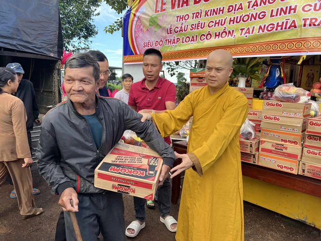 Trao quà đến hộ nghèo tại H.Chư Sê, Gia Lai