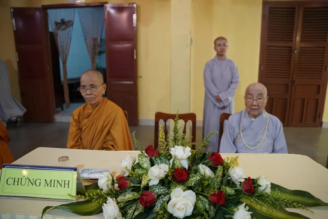 Chư Ni trưởng chứng minh