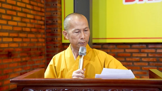 Thượng tọa Thích Phước Dũng báo cáo công tác Phật sự tháng 8