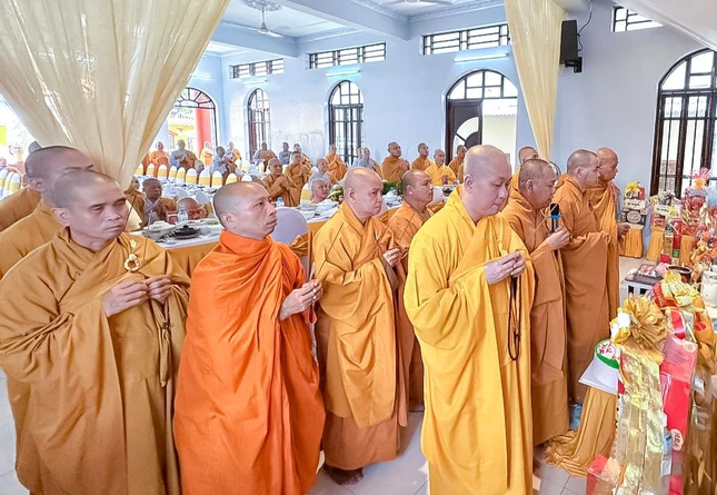 Chư tôn đức thắp hương tưởng niệm Giác linh Hòa thượng Thích Từ Giang Chư tôn đức thắp hương tưởng niệm Giác linh Hòa thượng Thích Từ Giang