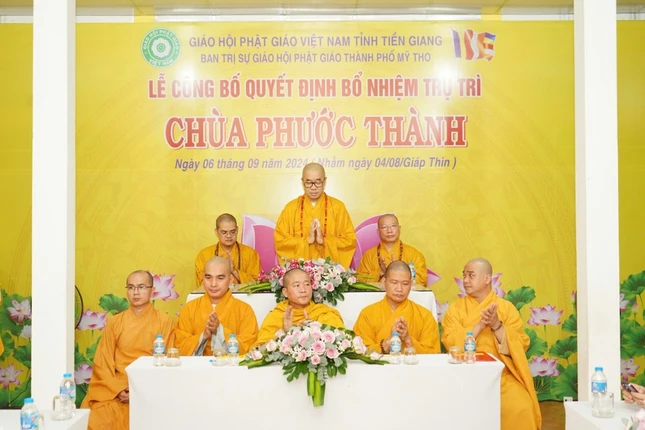Chư tôn đức chứng minh, tham dự công bố quyết định bổ nhiệm trụ trì chùa Phước Thành