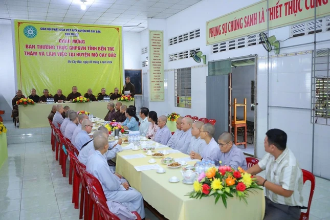 Ban Trị sự GHPGVN tỉnh đến thăm, làm việc với Ban Trị sự Phật giáo H.Mỏ Cày Bắc