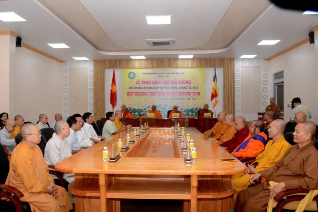 Chư tôn đức Tăng Ni và đại diện các cơ quan tham dự buổi họp Chư tôn đức Tăng Ni và đại diện các cơ quan tham dự buổi họp