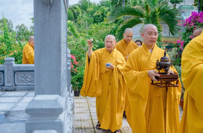 Nhiễu tháp Tổ Khánh Thông