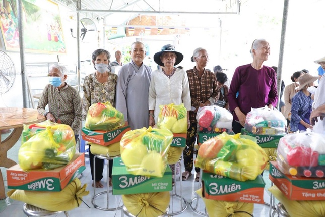 Trao 100 phần quà được tặng đến bà con khó khăn trong xã