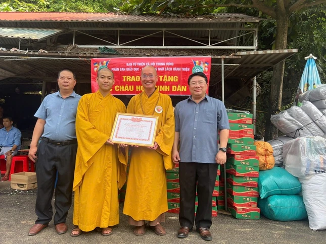Trao ghi nhận đến Đại đức Thích Quảng Phúc