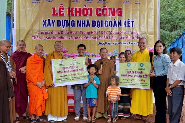 Trao kinh phí xây nhà đại đoàn kết