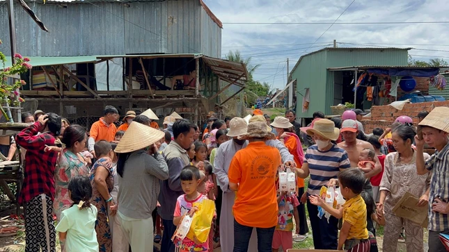 Các cháu thiếu nhi nhận quà trung thu
