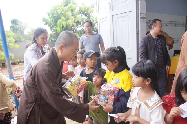 Thượng tọa Thích Minh Thuận trao quà trung thu cho thiếu nhi