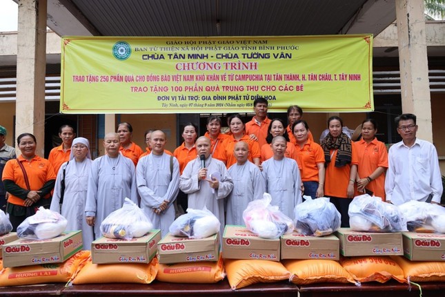 Trao quà đến bà con Việt kiều Campuchia hồi hương