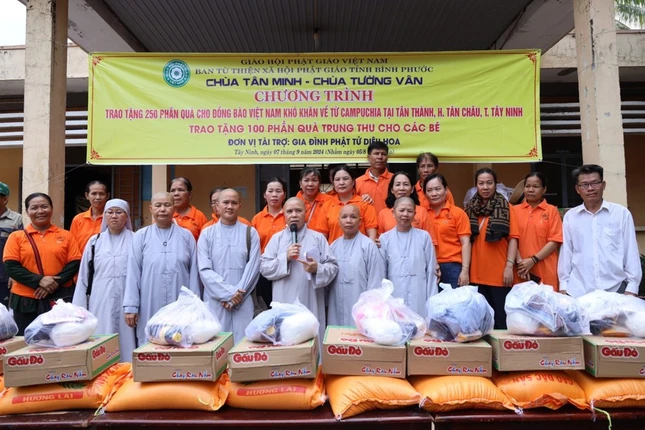 Trao quà đến bà con Việt kiều Campuchia hồi hương