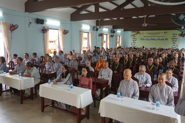 Đại biểu và Tăng Ni sinh tham dự