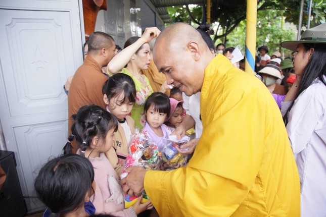 Tặng quà trung thu cho các cháu thiếu nhi