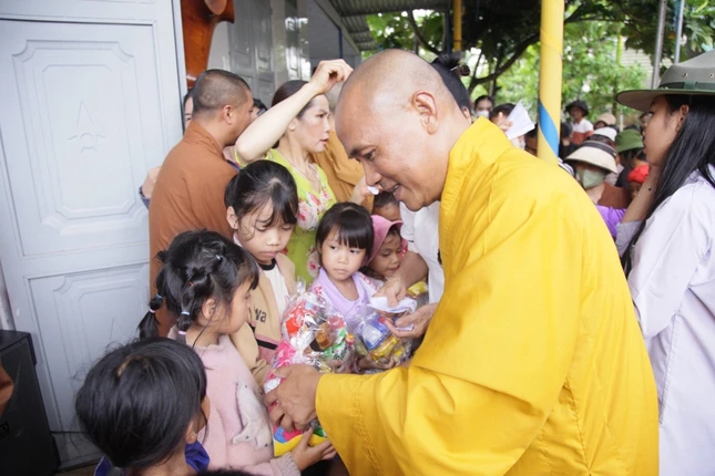 Tặng quà trung thu cho các cháu thiếu nhi