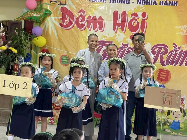 Các em nhận quà trung thu của chùa Phước Long