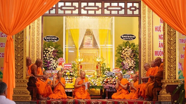 Chư tôn giáo phẩm Phật giáo Khmer tham dự lễ tưởng niệm