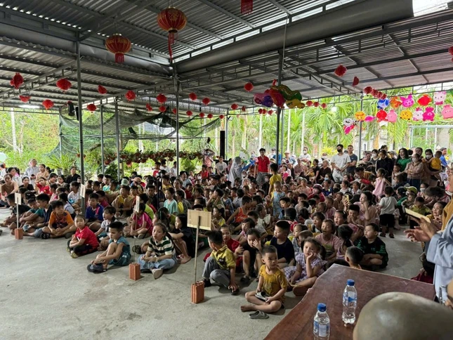 Các em thiếu nhi vui "Đêm hội trăng rằm"