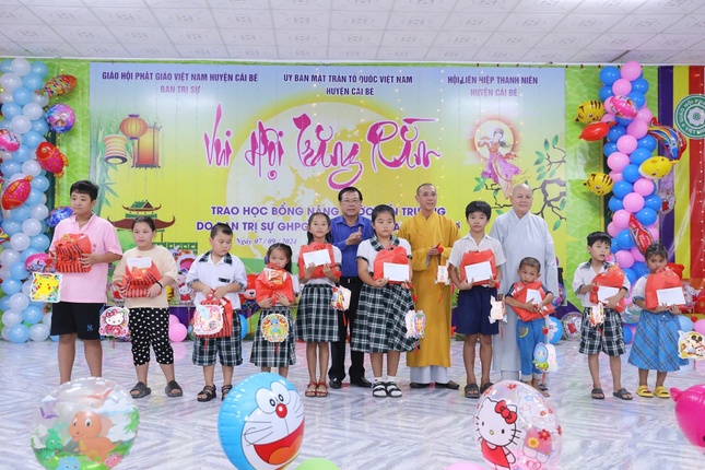 Các em học sinh nhận học bổng trong ngày vui Tết Trung thu