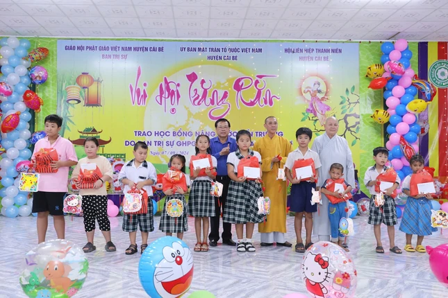 Các em học sinh nhận học bổng trong ngày vui Tết Trung thu