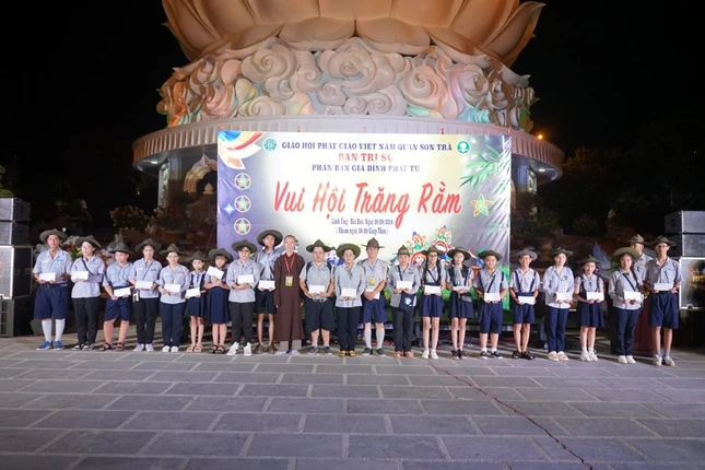 Trao học bổng cho các em đoàn sinh Gia đình Phật tử