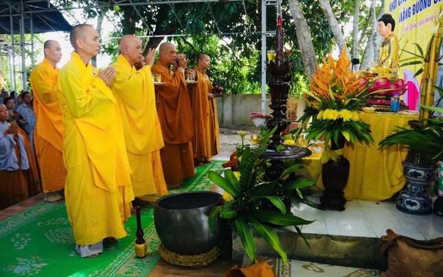 Chư tôn đức chú nguyện cho công trình đặt đá xây tôn tượng Đức Bồ-tát Quán Thế Âm