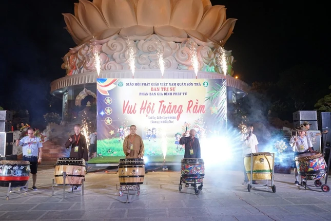 Chư tôn đức đánh trống khai hội Tết Trung thu