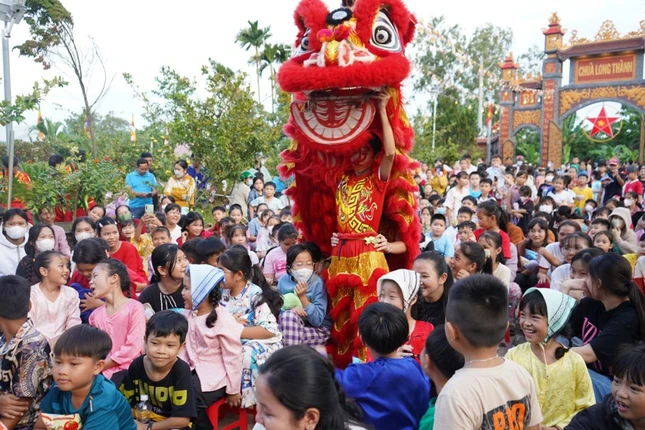 Các em thiếu nhi hoạt náo với chú lân tại chương trình “Vui hội trăng rằm” năm 2024