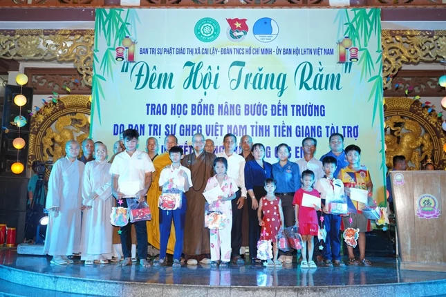 Trao học bổng cho các em thiếu nhi trong đêm hội Trung thu