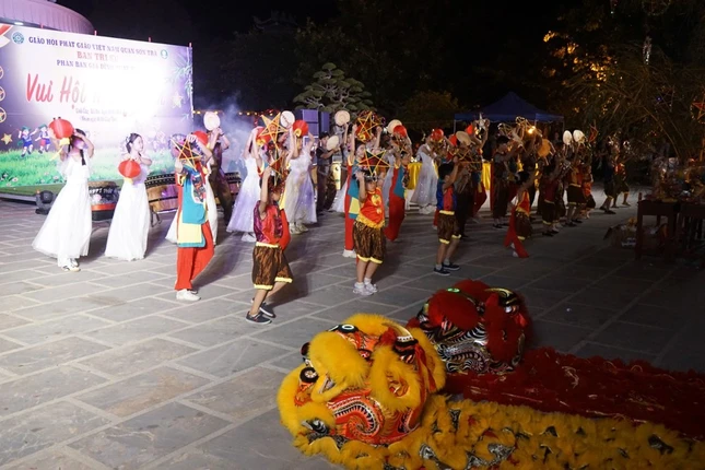 Tiết mục biểu diễn của các em thiếu nhi