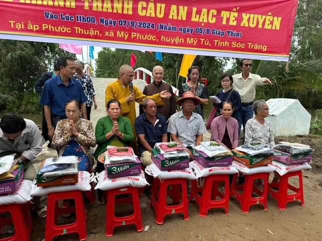 Tặng quà tại cầu An Lạc Tế Xuyên