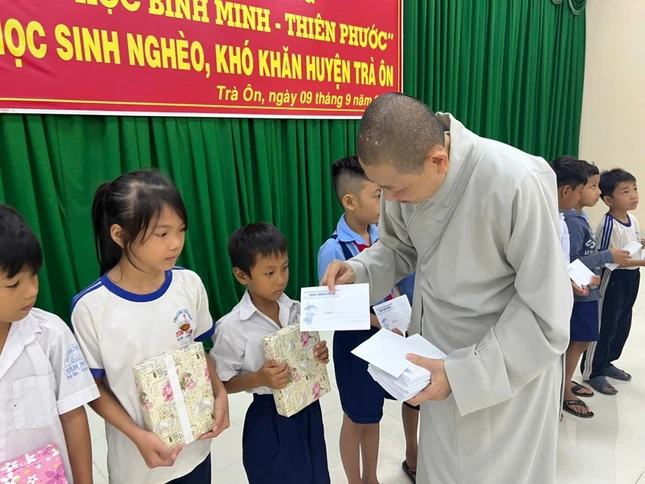 Sư cô Thích nữ Đức Quang trao học bổng cho học sinh khó khăn Sư cô Thích nữ Đức Quang trao học bổng cho học sinh khó khăn
