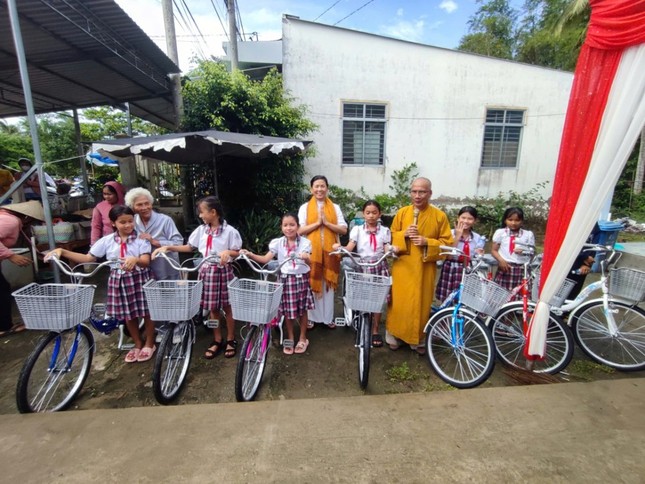 Gia đình Phật tử Vạn Chánh tặng xe đạp cho học sinh