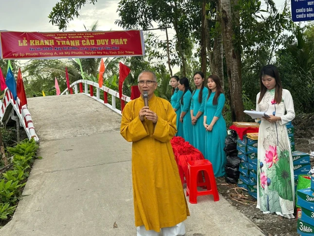 Hòa thượng Thích Minh Hạnh tại cây cầu Duy Phát có chiều dài 20 mét, ngang 3,5 mét