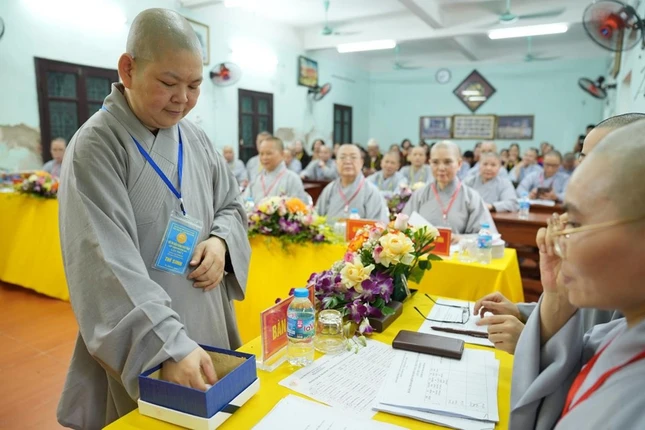 Thí sinh bốc thăm đề tài thi diễn giảng Phật pháp