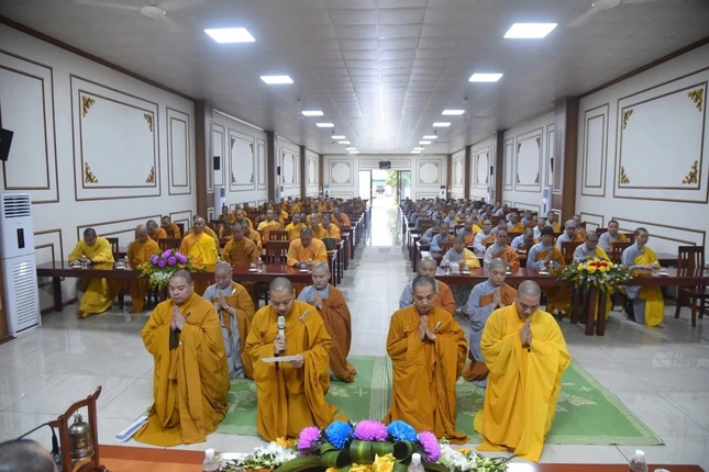 Đại diện hành giả dâng cảm niệm tri ân chư tôn đức giáo phẩm