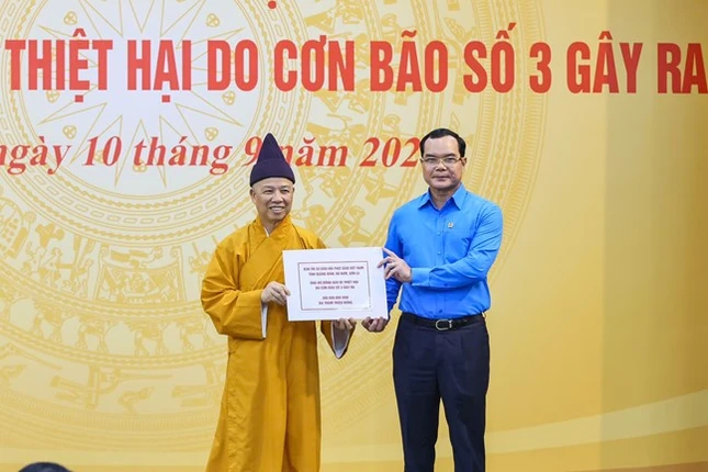 Hòa thượng Thích Thanh Quyết, Phó Chủ tịch Hội đồng Trị sự, đại diện Ban Trị sự GHPGVN các tỉnh: Quảng Ninh, Hà Nam, Sơn La ủng hộ 300 triệu đồng - Ảnh: TƯMTTQVN