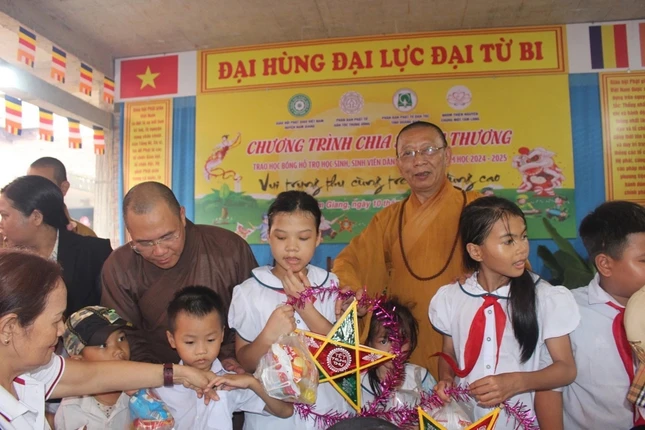 Ban Tổ chức tặng bánh kẹo và lồng đèn cho các em thiếu nhi Ban Tổ chức tặng bánh kẹo và lồng đèn cho các em thiếu nhi