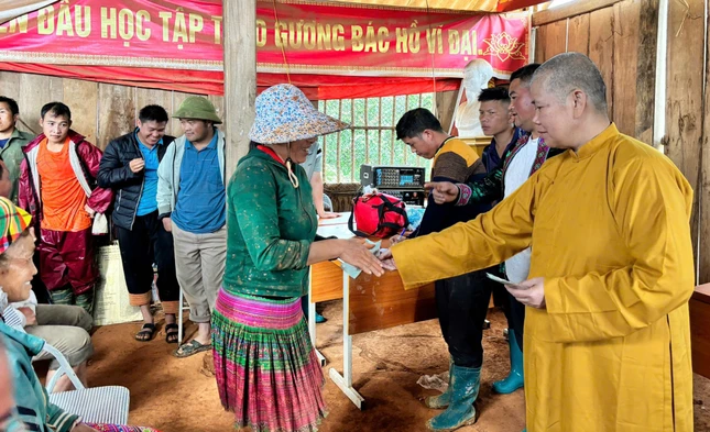 Ni sư Thích nữ Tiến Liên trao quà đến bà con vùng lũ xã Ngọc Chiến, H.Mường La