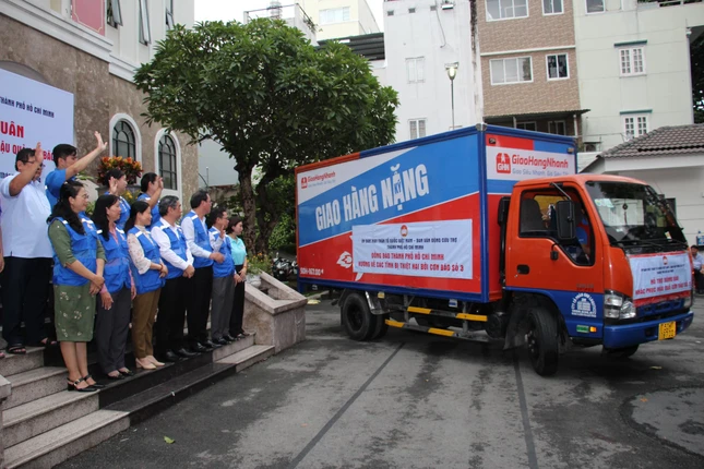 10 chuyến xe trong đợt đầu tiên chở 30 tấn hàng hóa, thực phẩm các loại đến với đồng bào miền Bắc - Ảnh: MTTQVN TP