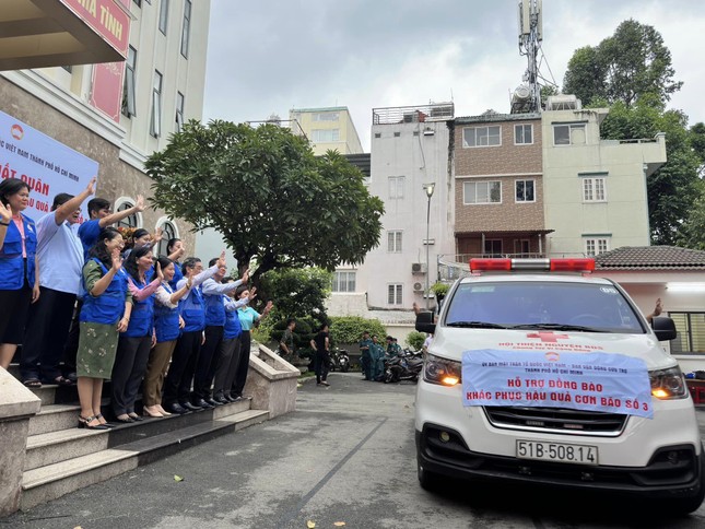 Xe cứu thương xuất phát đến hỗ trợ đồng bào miền Bắc - Ảnh: MTTQVN TP Xe cứu thương xuất phát đến hỗ trợ đồng bào miền Bắc - Ảnh: MTTQVN TP