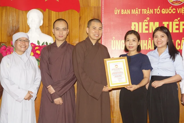 Đại đức Thích Tâm Quang nhận thư cảm ơn của đại diện Ủy ban MTTQVN TX.Quảng Trị