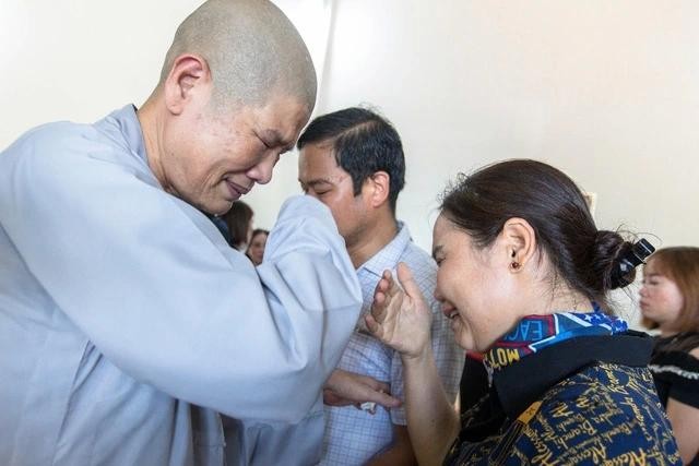 Hình ảnh Ni trưởng Thích nữ Tâm Nguyệt, trụ trì chùa Phổ Hiền (TP.Vũng Tàu) chia sẻ mất mát với người dân Làng Nủ sau bão số 3