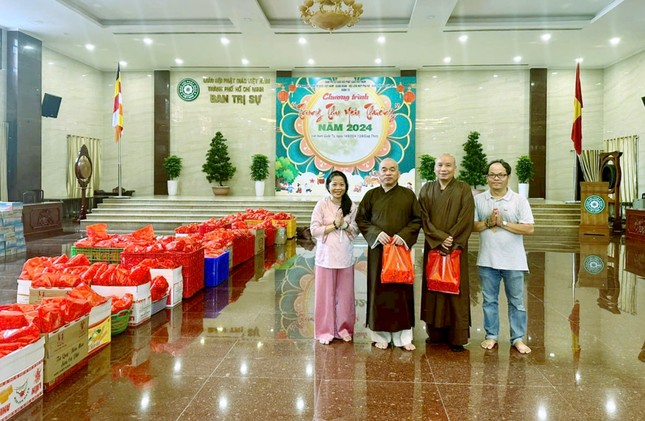 Các bộ phận trong Ban Tổ chức phối hợp nhịp nhàng để chuẩn bị Tết Trung thu cho trẻ em được chu đáo Các bộ phận trong Ban Tổ chức phối hợp nhịp nhàng để chuẩn bị Tết Trung thu cho trẻ em được chu đáo