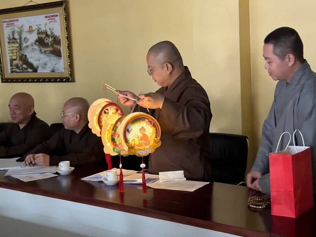 Những chiếc lồng đèn do Phật tử chùa Định Thành thực hiện Những chiếc lồng đèn do Phật tử chùa Định Thành thực hiện