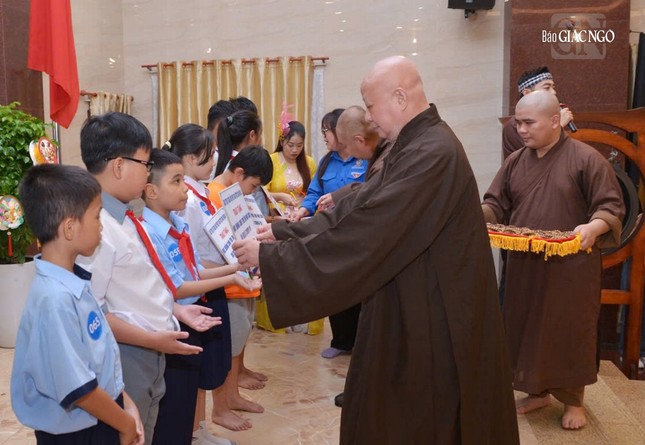 Hòa thượng Trưởng ban Trị sự GHPGVN TP.HCM trao quà, học bổng đến các có hoàn cảnh đặc biệt khó khăn